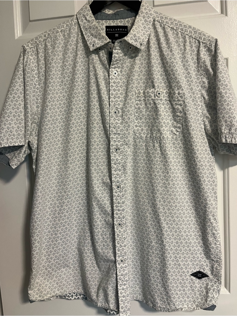 Billabong White Short Sleeve Button-Up with Gray Geometric Print Size XL